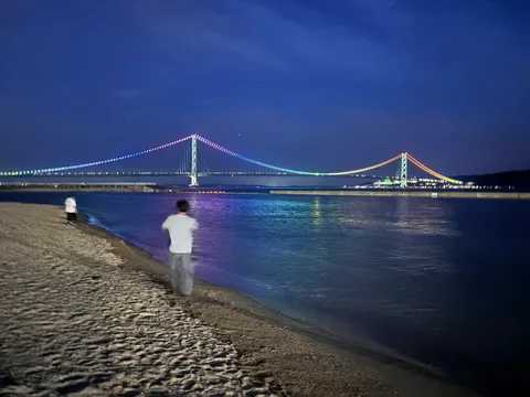 夜空に架かる虹色の橋