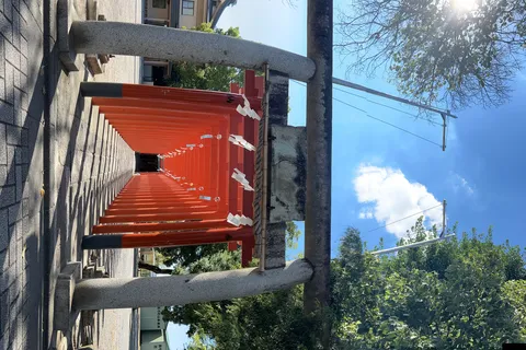 光が差し込む朱色の鳥居回廊