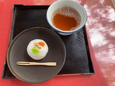 和菓子と緑茶の静かな時間