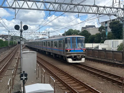 架線の向こうを走る青