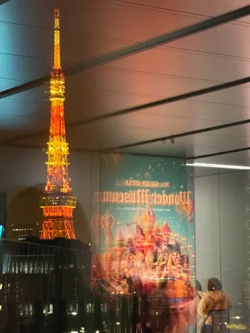 夜の窓越しに光る塔