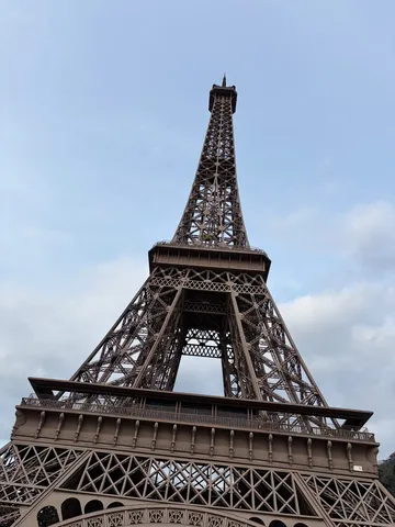 空を見上げるエッフェル塔