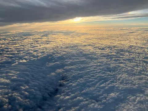 雲の絨毯に沈む夕日