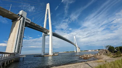 潮風に映える白い桁橋