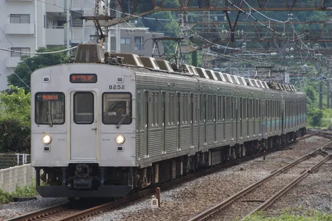 旅立ちを告げる、静かなる鉄路