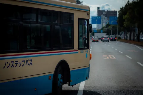 ノンステップバスと続く道