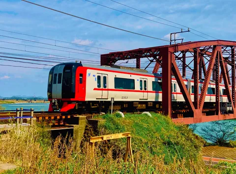 鉄橋を渡る赤と白の列車