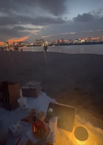海辺の灯りと都会の夜景