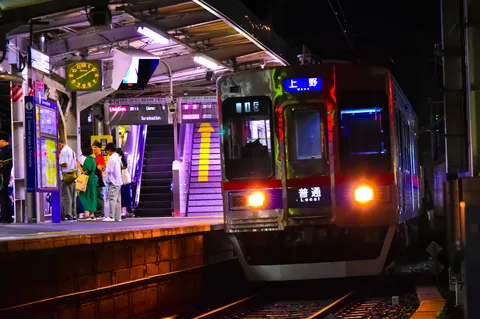 夜の駅で色が踊る列車