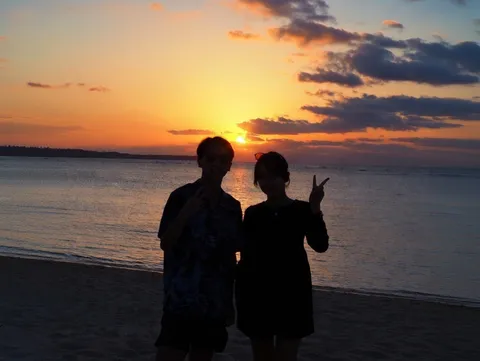 夕日と二人、ビーチのシルエット
