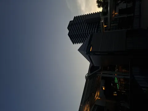 夕暮れに染まる街角