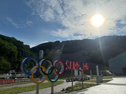 五輪の聖地、太陽と緑のコントラスト
