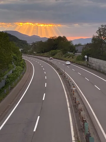 天国の階段？高速道路の神々しい夕焼け