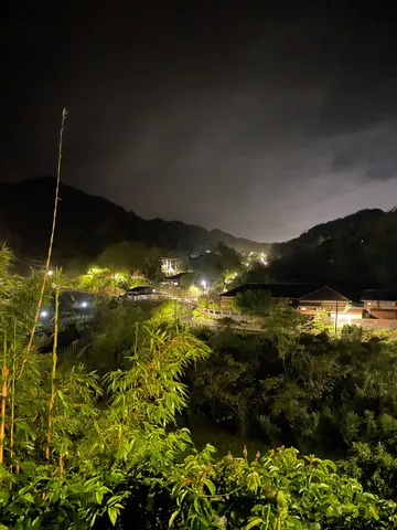 闇夜に灯る山の集落