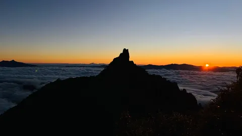 雲海に浮かぶ孤高の峰、朝焼けのドラマ