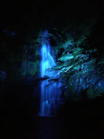 青く光る神秘的な滝