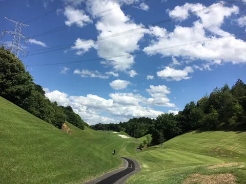 空と緑が呼ぶゴルフの旅路