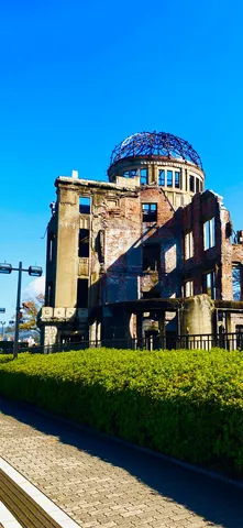 空と瓦礫の対比