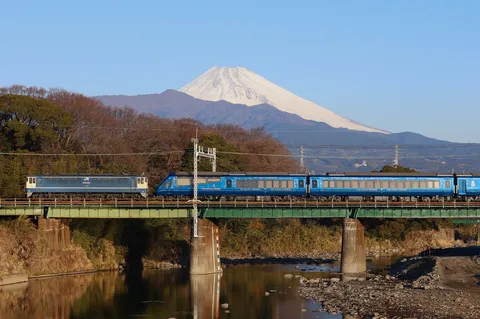 蒼い列車と雪化粧の富士