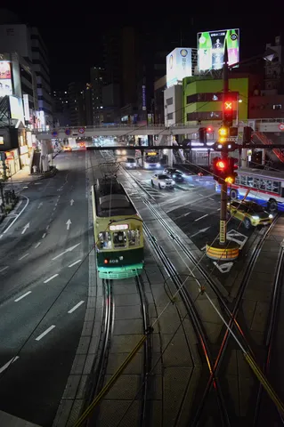夜の帳に浮かぶ路面電車
