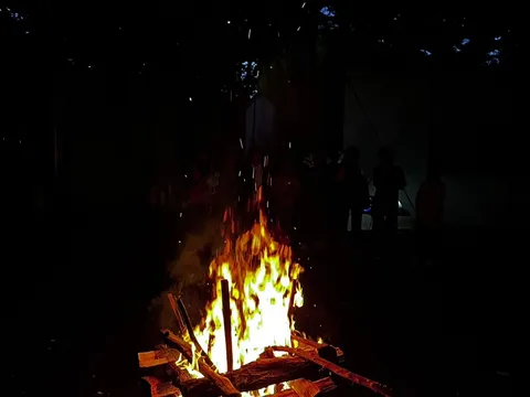 闇夜に揺れる炎と語らい