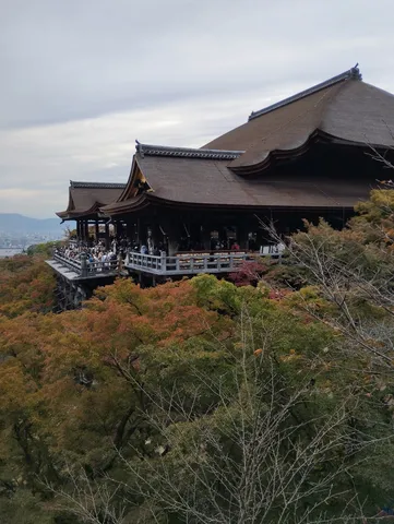 紅葉に包まれる古都の寺院