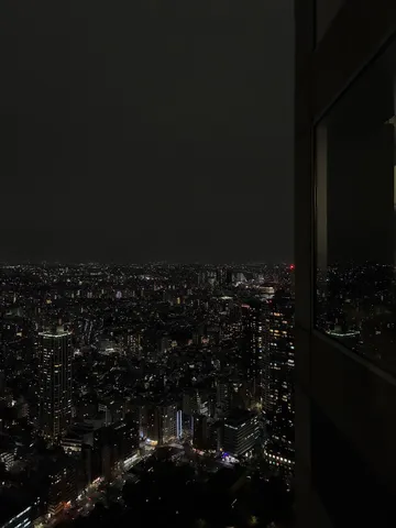 都会の夜景、静寂に包まれて