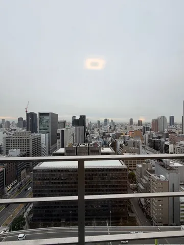 摩天楼の隙間から見えた四角い光