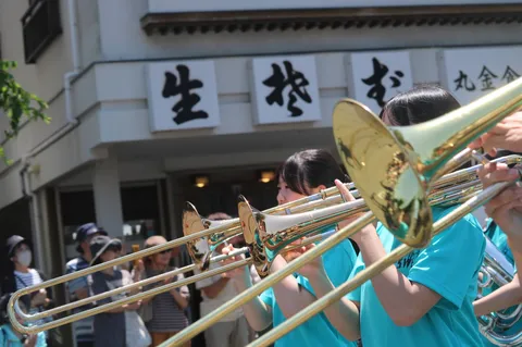 街角に響くトロンボーンの調べ