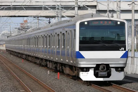 疾走する常磐線、日常の一コマ