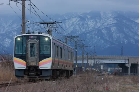 冬の山々へ向かう旅路