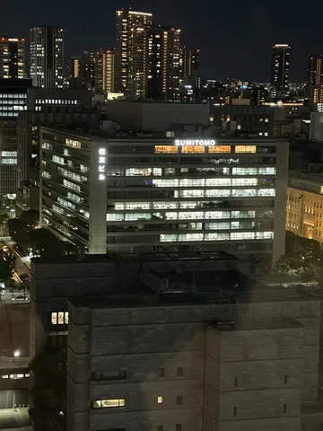 都会の夜景、光の灯るオフィスビル