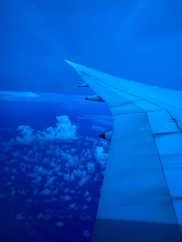 飛行機から見た青い空と雲