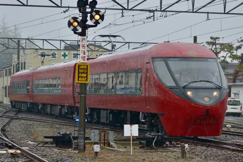 信号確認ヨシ！赤い列車