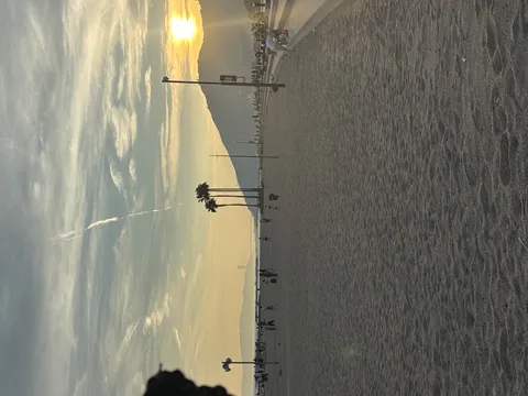 夕暮れビーチの空、なんだか白い線が気になる！