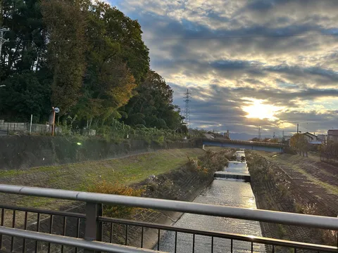 夕暮れ、川沿いの静けさ