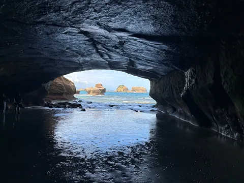 洞窟から覗く、海と空のコントラスト