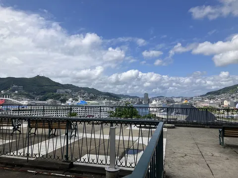 青空広がる港町の眺め
