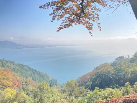 秋色に染まる山肌と湖