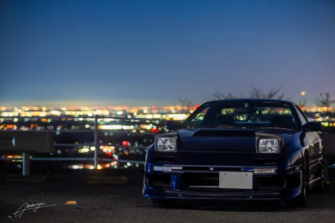 都会の灯りと孤高のスポーツカー