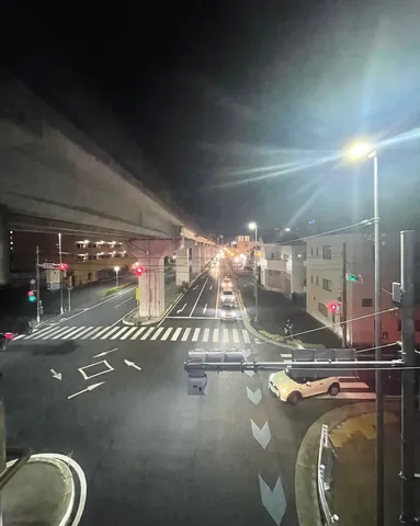 夜の交差点、車の流れ