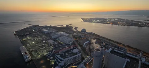 夕暮れの港湾都市、煙突からの煙