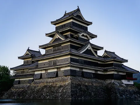 悠久の城、水面に映る影