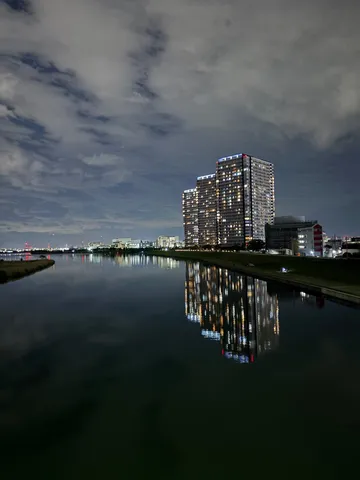 都市を映す夜の水鏡