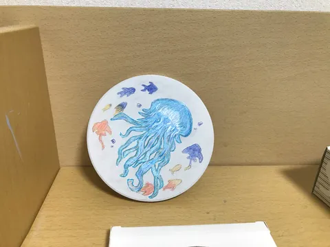 青いクラゲと小さな魚たちの世界