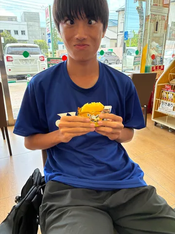 青いシャツとひと口スナック