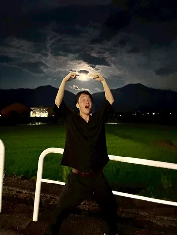 月を指差す夜の少年