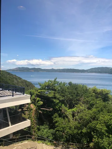 眼下に広がる青い海