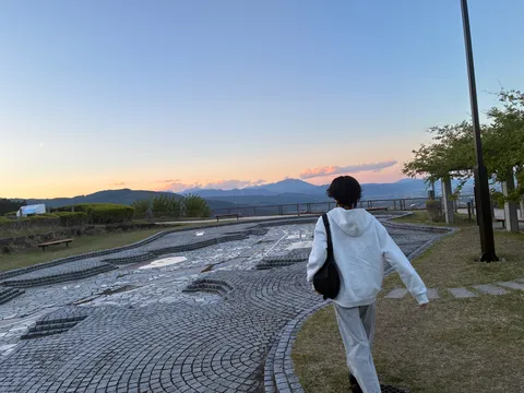 茜空の下、歩む足跡