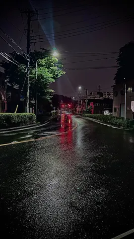 雨夜の灯りと水たまり道